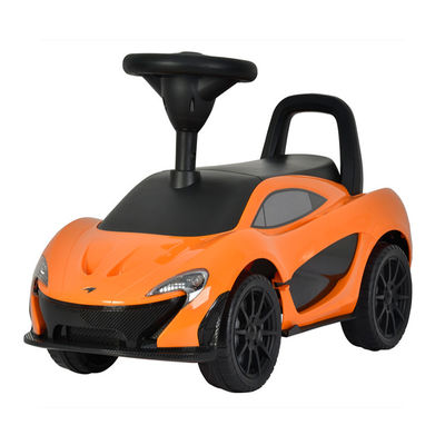 Mini-enfants colorés finement transformés montés sur une voiture jouet pour enfants