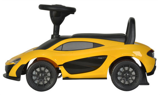 Mini-enfants colorés finement transformés montés sur une voiture jouet pour enfants