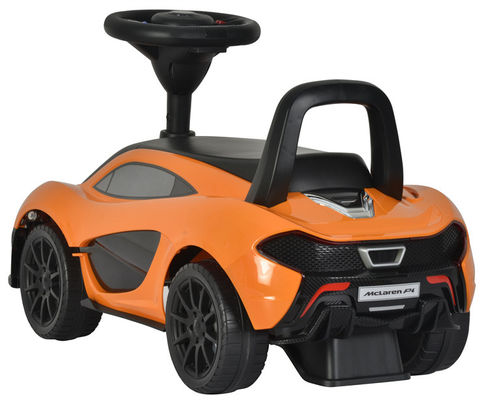 Mini-enfants colorés finement transformés montés sur une voiture jouet pour enfants