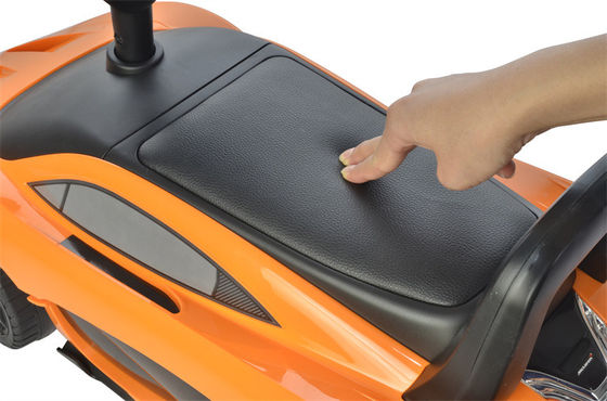 Mini-enfants colorés finement transformés montés sur une voiture jouet pour enfants