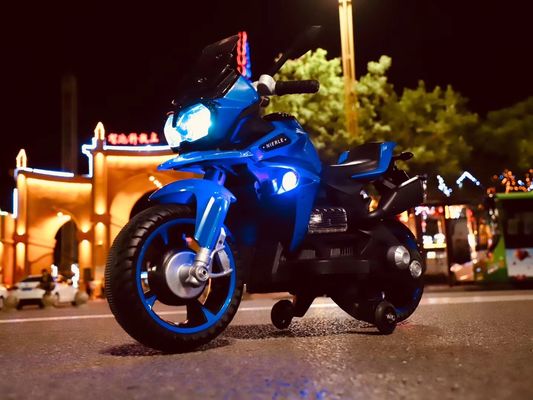 Rouler sur une moto électrique jouet pour enfants et roues lumineuses