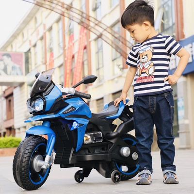 Rouler sur une moto électrique jouet pour enfants et roues lumineuses
