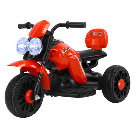Les enfants montent sur une moto à trois roues