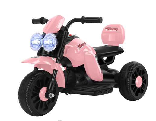 Les enfants montent sur une moto à trois roues