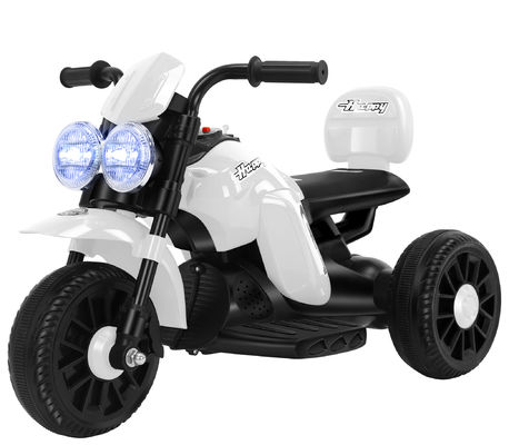 Les enfants montent sur une moto à trois roues