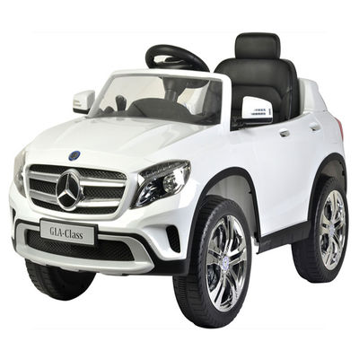 Les enfants rouges et blancs électriques roulent sur une voiture de jouet avec d'excellentes performances et une consommation