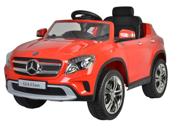 Les enfants rouges et blancs électriques roulent sur une voiture de jouet avec d'excellentes performances et une consommation