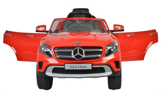 Les enfants rouges et blancs électriques roulent sur une voiture de jouet avec d'excellentes performances et une consommation