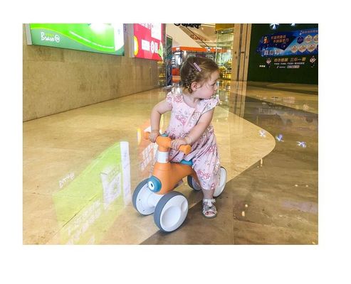 Vélo d'équilibre pour enfants en plastique à quatre roues avec appareil à bulles de lumière à musique charge maximale 30 kg