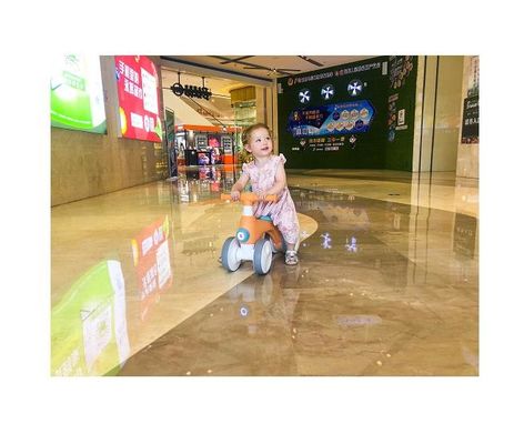Vélo d'équilibre pour enfants en plastique à quatre roues avec appareil à bulles de lumière à musique charge maximale 30 kg