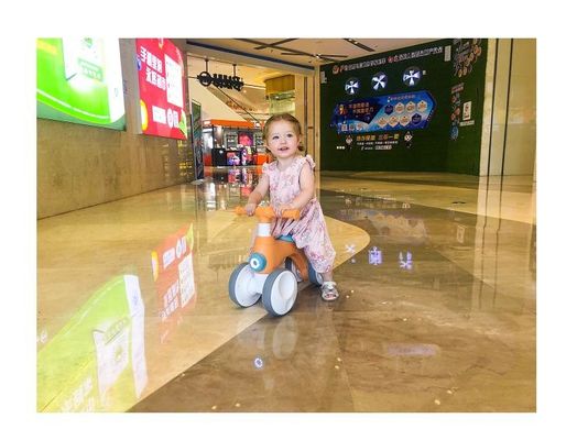 Vélo d'équilibre pour enfants en plastique à quatre roues avec appareil à bulles de lumière à musique charge maximale 30 kg
