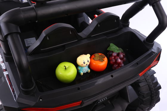 Des jouets électriques pour enfants montent sur une voiture alimentée par batterie