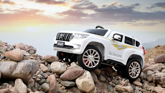 Style 2.4GHz télécommande Voyage en voiture avec MP3 et portes ouvertes pour les enfants Voiture électrique