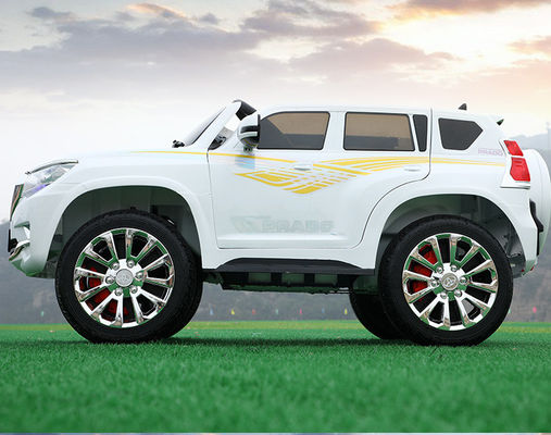 Style 2.4GHz télécommande Voyage en voiture avec MP3 et portes ouvertes pour les enfants Voiture électrique