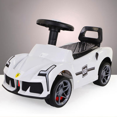 Les filles Rouge Blanc Jaune Swing Musique Voyage des enfants sur le scooter d'équilibre Voiture avec musique