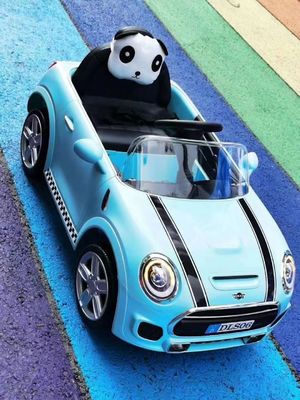 Voiture à quatre roues 12V avec télécommande 2,4G et absorbeur de chocs Taille du produit 103*59*50