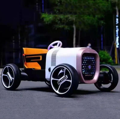 Une voiture électrique 12V avec télécommande 2.4G pour les enfants à conduire sur 4 roues