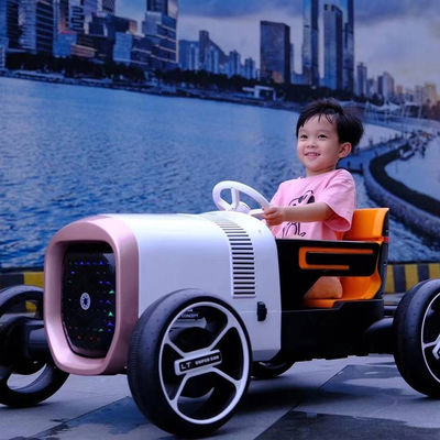 Une voiture électrique 12V avec télécommande 2.4G pour les enfants à conduire sur 4 roues