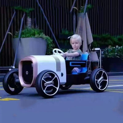 Une voiture électrique 12V avec télécommande 2.4G pour les enfants à conduire sur 4 roues
