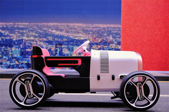 Une voiture électrique 12V avec télécommande 2.4G pour les enfants à conduire sur 4 roues
