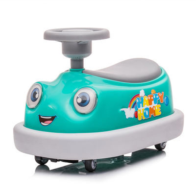 Des enfants en plastique bleu montent sur une voiture d'équilibre pour bébés pour les enfants de voitures à pare-chocs personnalisées