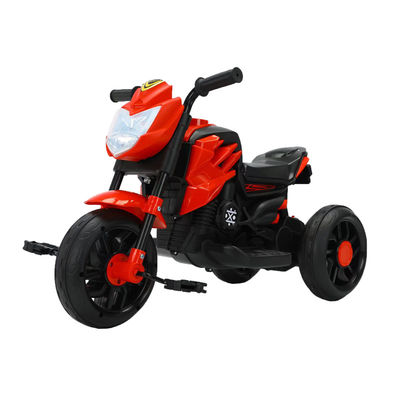 Des enfants bleus neutres sur le sexe montent sur une moto à trois roues avec une pédale et les meilleures voitures motorisées