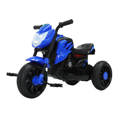 Des enfants bleus neutres sur le sexe montent sur une moto à trois roues avec une pédale et les meilleures voitures motorisées