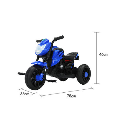 Des enfants bleus neutres sur le sexe montent sur une moto à trois roues avec une pédale et les meilleures voitures motorisées