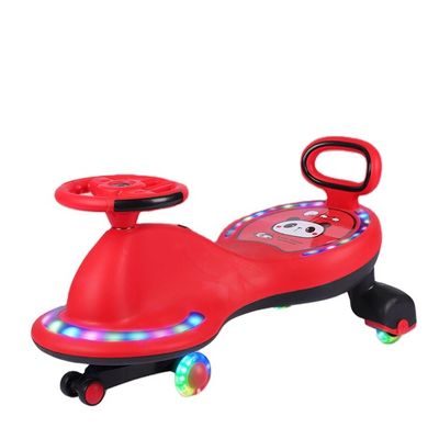 Les enfants montent sur des scooters, des voitures, des vélos, des jouets avec des lumières de musique et des roues silencieuses en PU