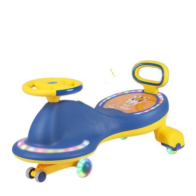 Les enfants montent sur des scooters, des voitures, des vélos, des jouets avec des lumières de musique et des roues silencieuses en PU