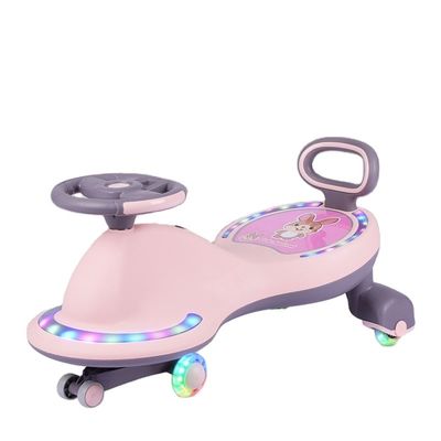 Les enfants montent sur des scooters, des voitures, des vélos, des jouets avec des lumières de musique et des roues silencieuses en PU
