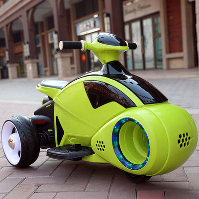 Montez sur une moto électrique pour enfants à trois roues avec des roues et de la musique clignotantes