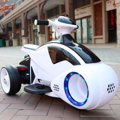Montez sur une moto électrique pour enfants à trois roues avec des roues et de la musique clignotantes