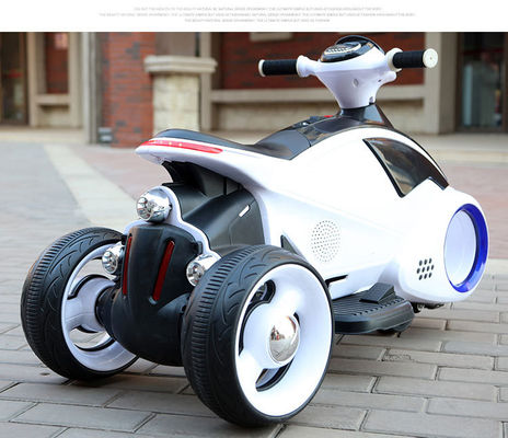 Montez sur une moto électrique pour enfants à trois roues avec des roues et de la musique clignotantes