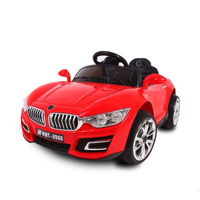 Des jouets rechargeables pour les enfants montent sur une voiture électrique avec le moteur des grands enfants et du matériel plastique