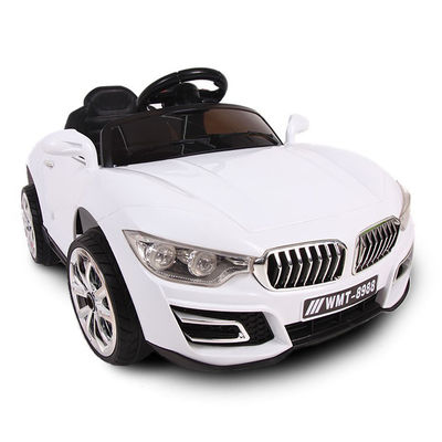 Des jouets rechargeables pour les enfants montent sur une voiture électrique avec le moteur des grands enfants et du matériel plastique
