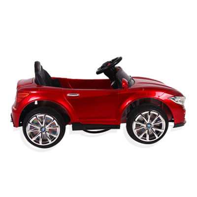 Des jouets rechargeables pour les enfants montent sur une voiture électrique avec le moteur des grands enfants et du matériel plastique