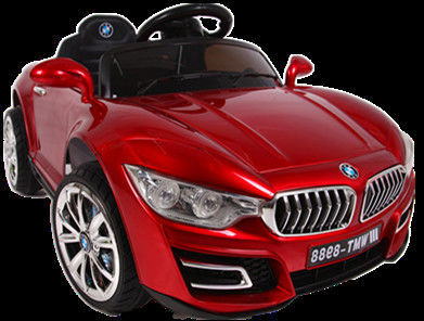 Des jouets rechargeables pour les enfants montent sur une voiture électrique avec le moteur des grands enfants et du matériel plastique