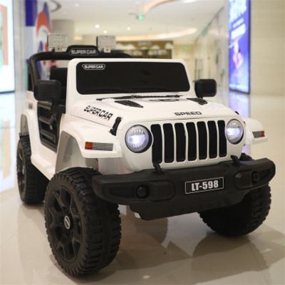 Les enfants montent dans une voiture électrique 12V 2 places avec télécommande et batterie rechargeable
