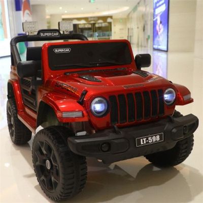Les enfants montent dans une voiture électrique 12V 2 places avec télécommande et batterie rechargeable