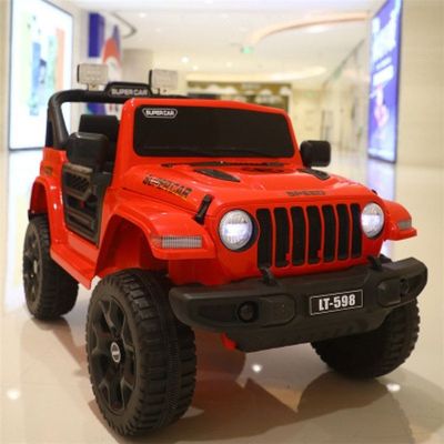 Les enfants montent dans une voiture électrique 12V 2 places avec télécommande et batterie rechargeable