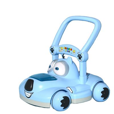 Des enfants en plastique montent sur une voiture sans moteur