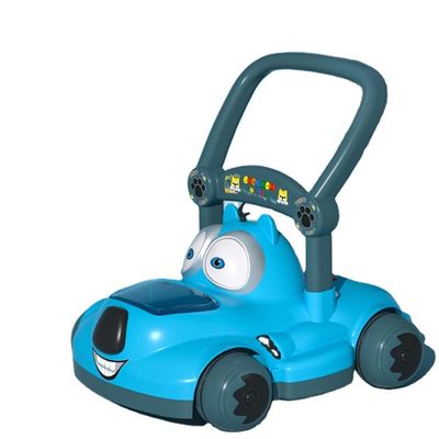 Des enfants en plastique montent sur une voiture sans moteur