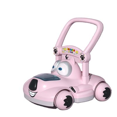 Des enfants en plastique montent sur une voiture sans moteur