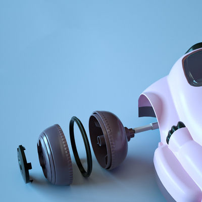 Des enfants en plastique montent sur une voiture sans moteur