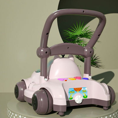 Des enfants en plastique montent sur une voiture sans moteur