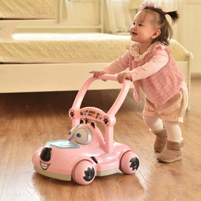 Des enfants en plastique montent sur une voiture sans moteur