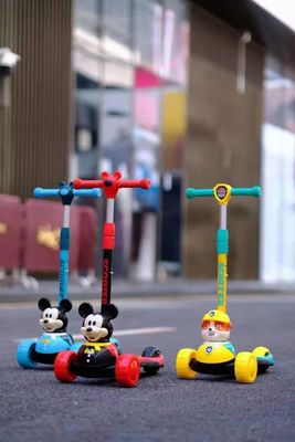 Voiture en plastique pour enfants sur scooter avec musique et fonction de pliage de roue en PU