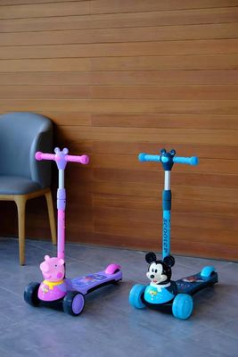 Bon coup de pied sur le scooter voiture Pédale de pied pliable Stand pour bébé voiture d'équilibre plastique