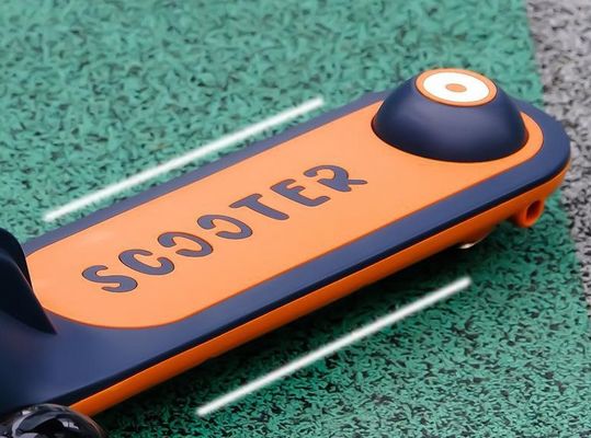 Un bouton pliable souple siège en cuir 3 roues Voyage sur scooter voiture pour les enfants et durable